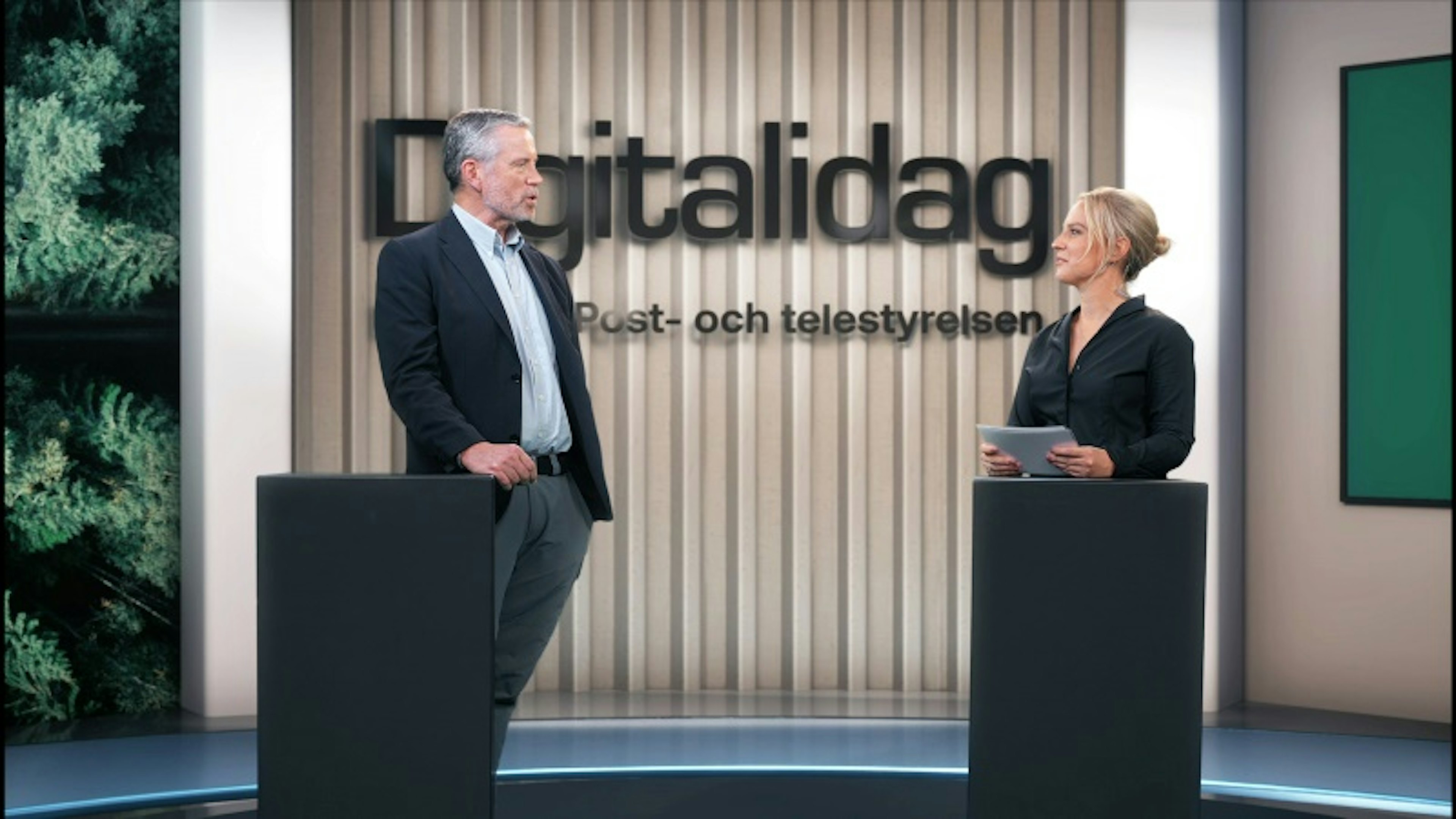 Dan Sjöblom, Ordförande för Digitalidag & generaldirektör Post-och telestyrelsen (PTS) och Lina Cronquist samtalar under Kickoff 2024.